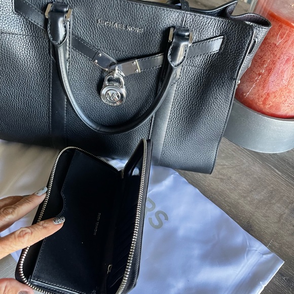 Sold.   Authentic Michael Kors handbag and wallet - Picture 4 of 5